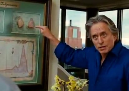 Michael Douglas, en el papel de Gordon Gekko, en la secuela 'Wall Street', explicando a su yerno la crisis de los tulipanes sobre un gráfico que tiene colgado en su casa.