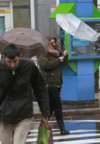 Las rachas de viento dificultan este lunes en San Sebastián el uso de los paraguas en San Sebastián.