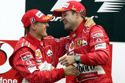 Rubens Barrichello, en 2004, es felicitado por su entonces compañero de escudería Michael Schumacher.