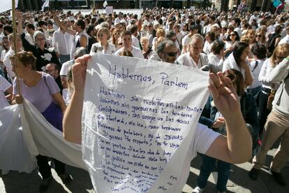 Un manifestante sostiene una tela blanca durante la concentración en Zaragoza.