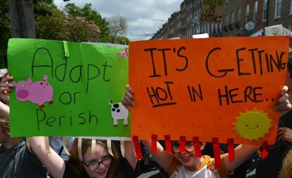 Manifestação de estudantes em Dublin protestando contra a mudança climática. A foto é de 24 de maio.
 