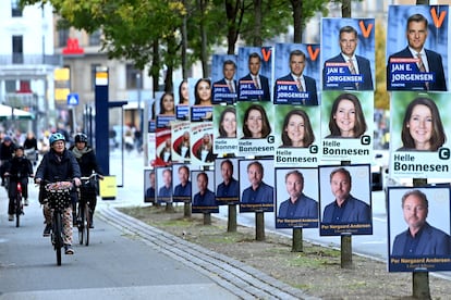 Publicidad de la campaña electoral de varios partidos en Copenhague, el 24 de octubre. 