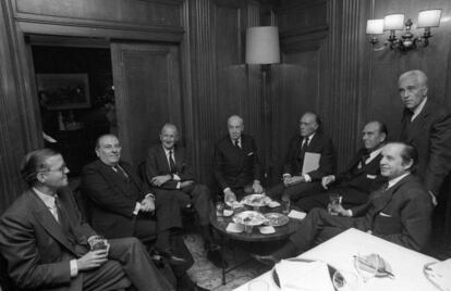 Una de las reuniones de los siete grandes, con Alejandro Albert (Hispano Americano), Alfonso Esc&aacute;mez (Central), &Aacute;ngel Gal&iacute;ndez (Vizcaya), Jos&eacute; M&ordf; Aguirre Gonzalo (Banesto), Luis Valls (Popular), Emilio Bot&iacute;n (Santander), Rafael Termes (AEB) y Jos&eacute; &Aacute;ngel Asia&iacute;n (Bilbao).  