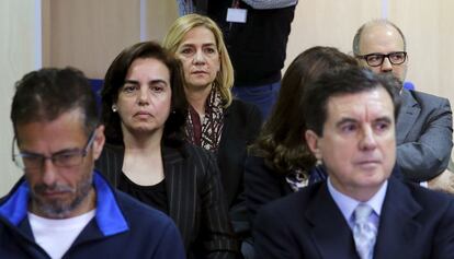 La infanta Cristina, al fondo, esta semana en los juzgados de Palma.