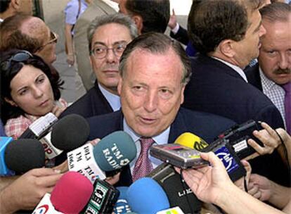 El todavía alcalde de Madrid, José María Álvarez del manzano, responde esta mañana a las preguntas de los periodistas.
