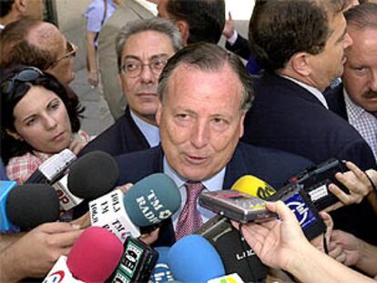 El todavía alcalde de Madrid, José María Álvarez del manzano, responde esta mañana a las preguntas de los periodistas.