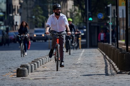 El presidente Gabriel Boric llega al Palacio de La Moneda en bicicleta por el Día Nacional Sin Automóvil, el 29 de septiembre de 2023.