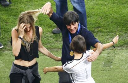 El entrenador alemán Joachim Loew celebra la victoria con Kathrin Gilch, novia del portero Manuel Neuer, y Sarah Brandner, novia de Bastian Schweinsteige