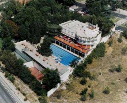 La mítica piscina club Stella aún se puede observar desde la M30 Norte madrileña.
