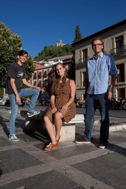 Students Insa Wiese (c), Raphael Boublin (l) and Robin Weiss.