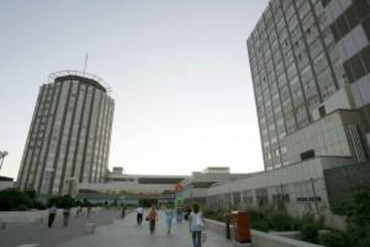 Vista del hospital de La Paz, en Madrid, donde está ingresado el trabajador herido. EFE/Archivo