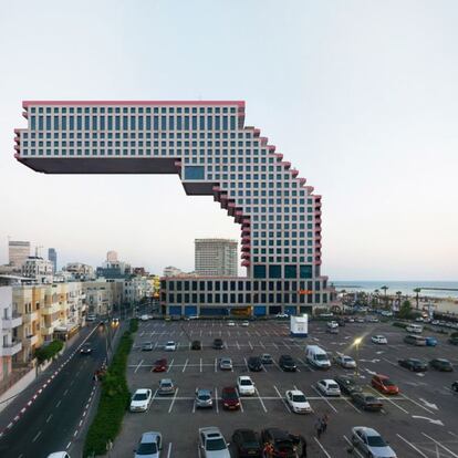 El arquitecto reconvertido a artista ve en este edificio de Tel Aviv, una pistola.