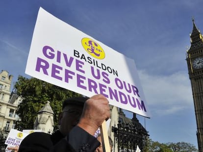 Manifestaci&oacute;n contra la UE ante el Parlamento de Londres en 2011. 