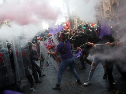 Una manifestación feminista termina en una carga policial el 28 de septiembre en Ciudad de México.