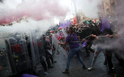 Colectivo feminista se enfrenta a policías