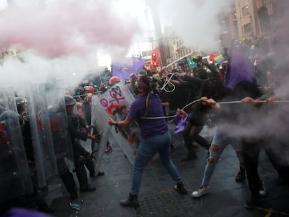 Colectivo feminista se enfrenta a policías