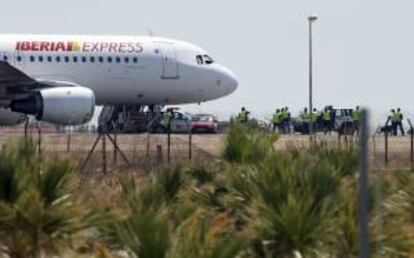 Un Airbus A-320 de Iberia Express, en el aeropuerto de Alicante. EFE/Archivo