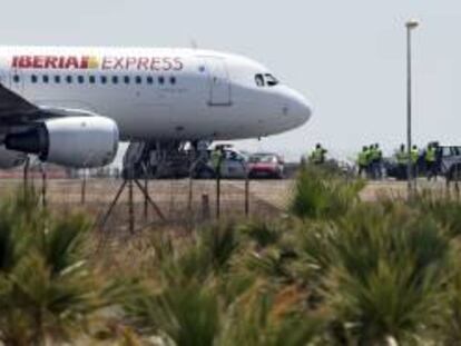 Un Airbus A-320 de Iberia Express, en el aeropuerto de Alicante. EFE/Archivo