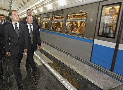 El presidente ruso, Dmitri Medvédev, en primer plano, visita una nueva estación de metro en Moscú.