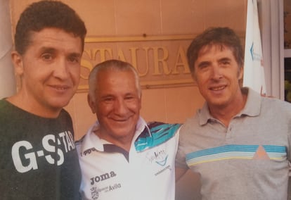 Carlos Sastre y su padre, Víctor, junto a Perico Delgado en una foto cedida por el ganador del Tour en 2008.