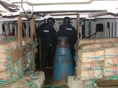 Agentes de los GEO, en la bodega repleta de cocaína del <i>Atlantic Warner,</i> abordado en junio de 2005.
