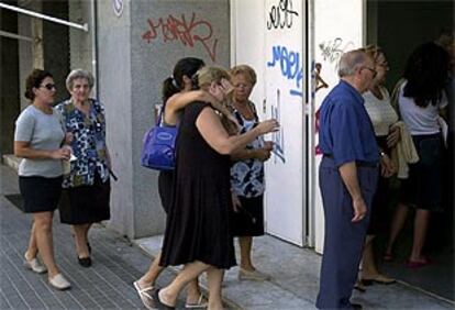 Familiares de uno de los tres fallecidos en Valencia llegaban esta mañana al tanatorio del hospital.