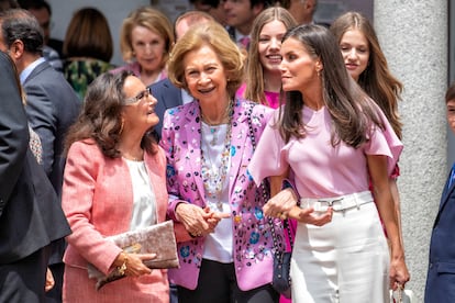 En una imagen poco habitual, las cámaras han retratado a la salida de la iglesia a la reina Sofía sonriente y charlando con su nuera, la reina Letizia, y su consuegra, Paloma Rocasolano, con las tres agarradas del brazo y manteniendo una animada conversación.
