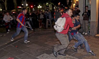 Policías infiltrados se llevan a un alborotador en las Ramblas.