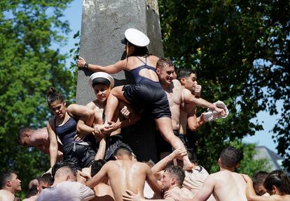 Los cadetes de último año formaban el lunes una pirámide humana para colocar una gorra de estudiante en lo alto del Monumento Herndon, de 6,4 metros de altura, y cubierto de grasa. Se trata de una tradición para celebrar el final del último año de los cadetes de la Academia Naval de Annapolis, en Maryland, Estados Unidos. 