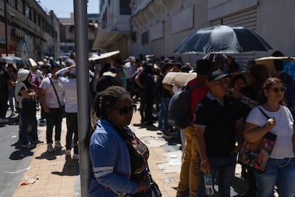 Migrantes hacen fila para el proceso de enrolamiento informado por el Registro Civil chileno, el 16 de diciembre pasado en Santiago. 