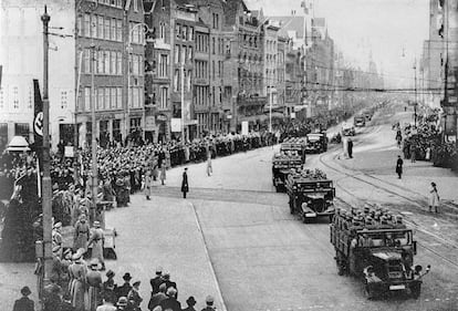 Tropas nazis desfilan en una de las avenidas principales de Ámsterdam en torno a 1940.