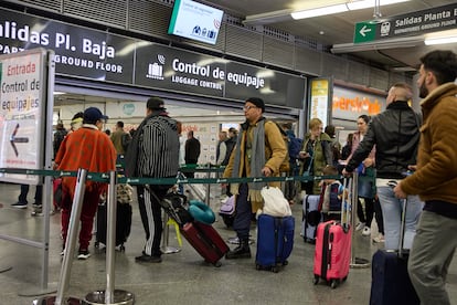 Viajeros en la estación de Atocha de Madrid, en abril pasado.