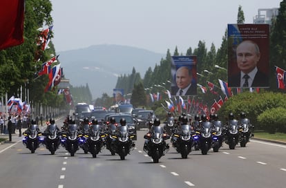 La caravana del presidente ruso avanza por una carretera en Pyongyang, este miércoles.