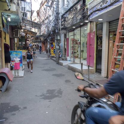 Una de las calles principales de la favela Jacarezinho, en la ciudad de Río de Janeiro, Brasil.