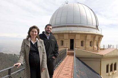 Giulio Ruffini, director de Starlab, y Ana Maiques, responsable de Star2Earth, en el Observatorio Fabra.