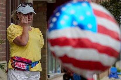 Varios testigos han informado a medios locales de que el tirador joven estaba disparando desde un tejado. Una mujer se limpia lágrimas de los ojos luego del tiroteo en Highland Park, un pueblo que forma parte de los suburbios de Chicago.