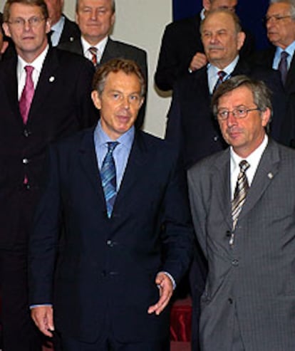 Tony Blair, junto al luxemburgués Jean-Claude Junker,  en Bruselas.