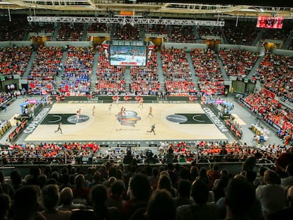Aspecto que presentan las gradas del Pabellón Príncipe Felipe de Zaragoza durante el encuentro de semifinales de Copa de la Reina entre Casademont Zaragoza y Valencia Basket, este sábado.