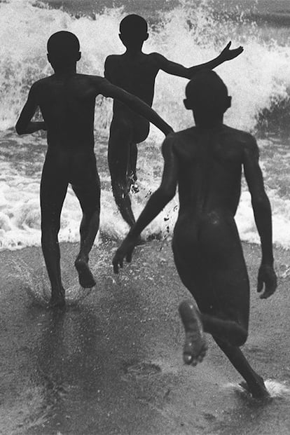 Chicos en el lago Tanganica, la foto que tanto impresionó a Cartier-Bresson.