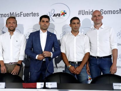 David Aganzo (centro), presidente da Associação dos Futebolistas Espanhóis, com outros integrantes da diretoria, nesta sexta-feira.