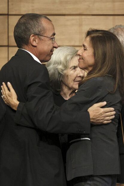 La actriz y cantante Ana Bel&eacute;n abraza a uno de los hijos de Santiago Carrillo, junto a la viuda del hist&oacute;rico dirigente comunista, Carmen M&eacute;nendez.