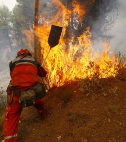 Un brigadista combate las llamas en el incendio de La Torre de les Maçanes el pasado domingo.