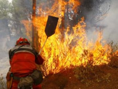 Un brigadista combate las llamas en el incendio de La Torre de les Maçanes el pasado domingo.