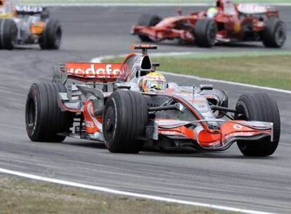 Lewis Hamilton, por delante de Nelsinho Piquet y Felipe Massa.