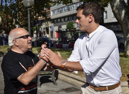 Albert Rivera (d), Presidente de Ciudadanos, saluda a un simpatizante momentos antes de participar en un acto electoral de su formación en Bilbao (Vizcaya).