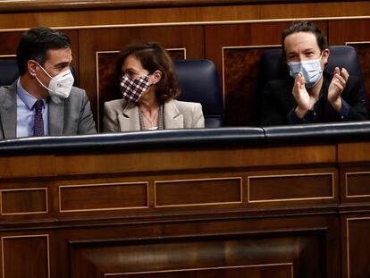 Pedro Sánchez, Carmen Calvo y Pablo Iglesias, el pasado 3 de diciembre en el Congreso.