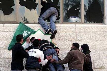 Jóvenes de Al Fatah, durante un enfrentamiento con partidarios de Hamás en las instalaciones del Parlamento palestino en Ramala.