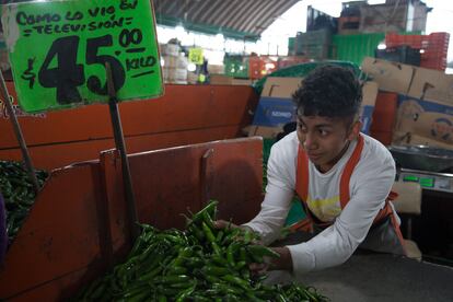 Vendedor de verduras en Central de abastos