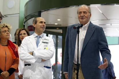 Don Juan Carlos, acompañado del doctor Laureano Molins y la consejera de Salud Marina Geli, atiende a los medios en el Hospital Clínic de Barcelona, el 11 de mayo de 2010. Esa semana había sido operado de un tumor benigno en el pulmón derecho.