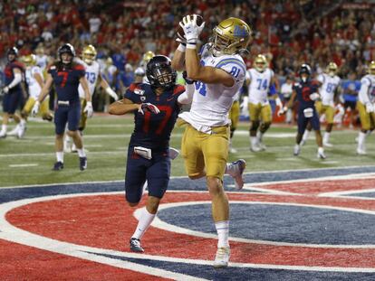 El jugador de UCLA Matt Lynch anota un 'touchdown' el pasado sábado. 